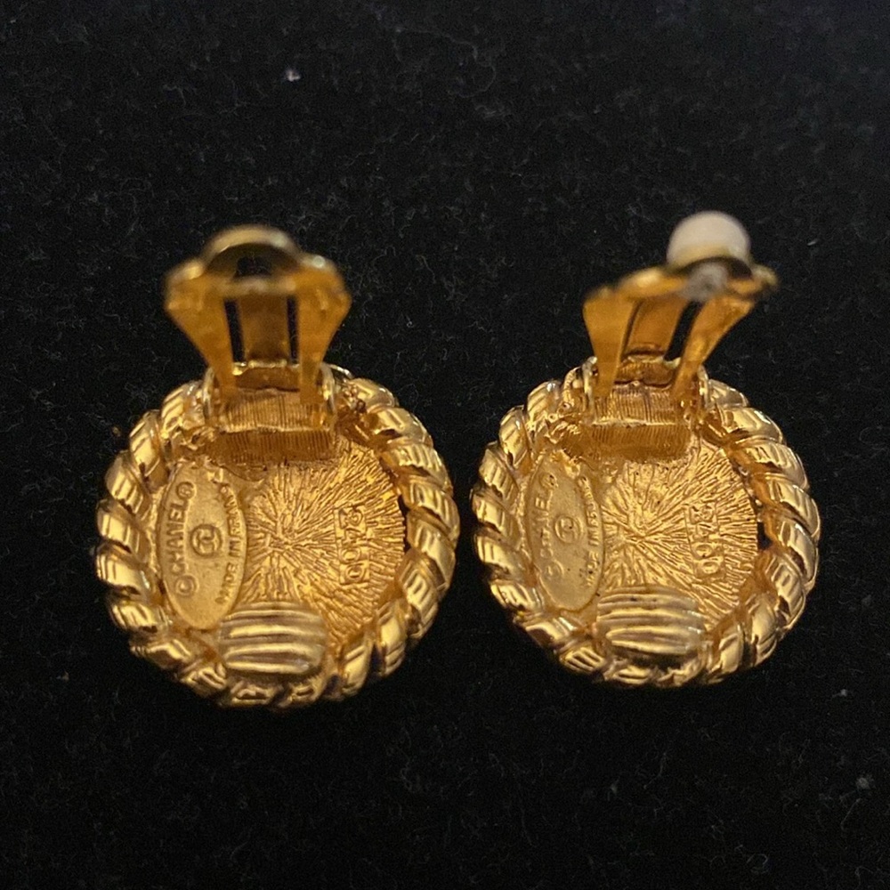 Vintage Chanel Clip Round Earrings - Picture 4 of 10